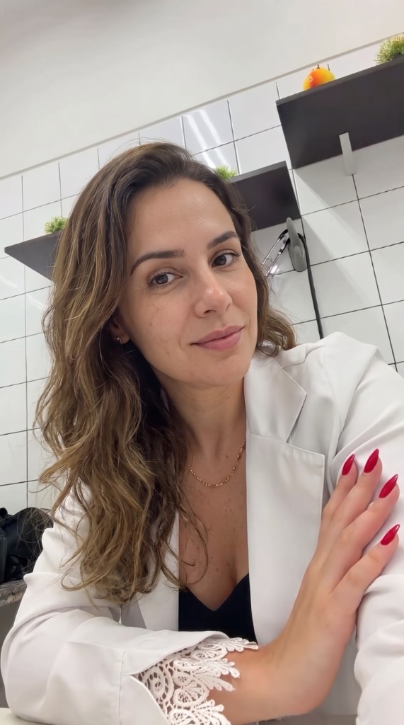 Dra. Mirele em seu consultório